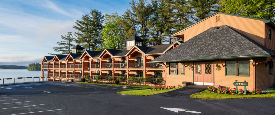 The Premier Lake Winnipesaukee Hotel On A Beach Center Harbor Inn View From The Parking Lot Looking Towards Center Harbor Inn